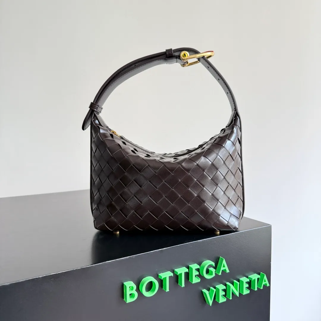 Batch 1880 BOTTEGA VENETA Year of the Snake🐍Limited Edition Wallace's classic Intreccio woven leather lunch bag, equipped with a lifelike golden snake-shaped buckle, playful and smart shape, which means the blessing of the snake. The shoulder strap can be adjusted in length. The shape of the bag evolved from the lunch bag. It has a classic shape and is versatile. The bag capacity is enough to carry mobile phones, keys, cosmetics, etc. during daily commuting and shopping. The limited edition for the Year of the Snake has an extra sense of sophistication, and it also means that snakes move around and bring good luck ~ Style number: 815395 (754443) Size: 22*13*9.5cm
